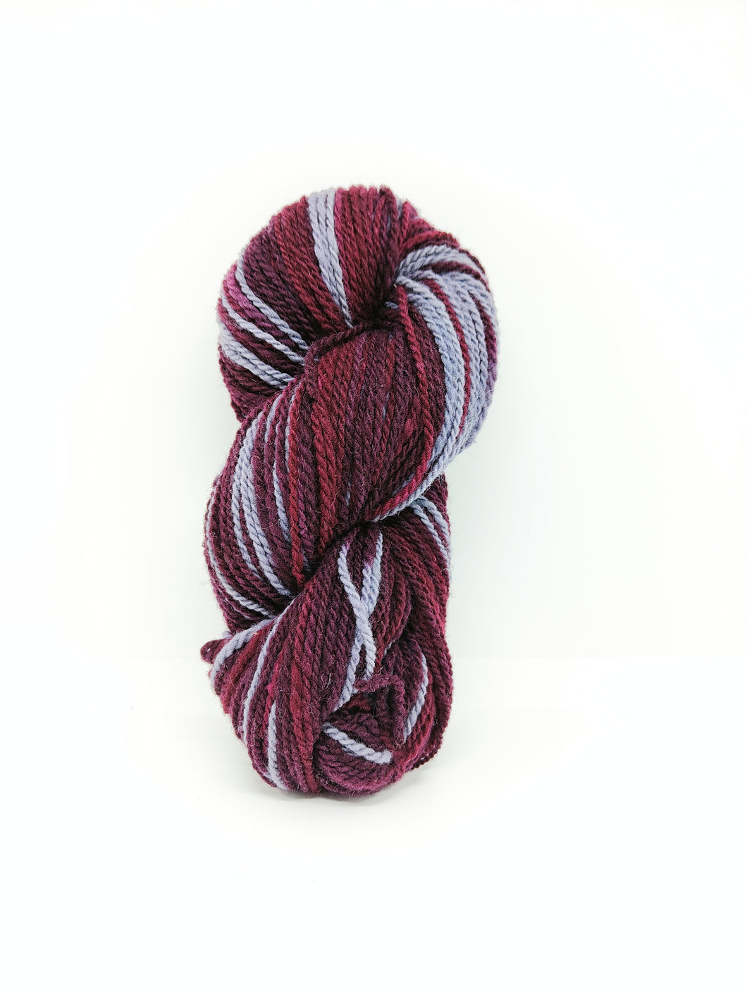 Lana di pecora Sopravissana da filiera corta,
Filato worsted ferri 4.5 / 5.5
170mt per 100 gr,
Colore prugna/violetto ottenuto con tintura naturale 