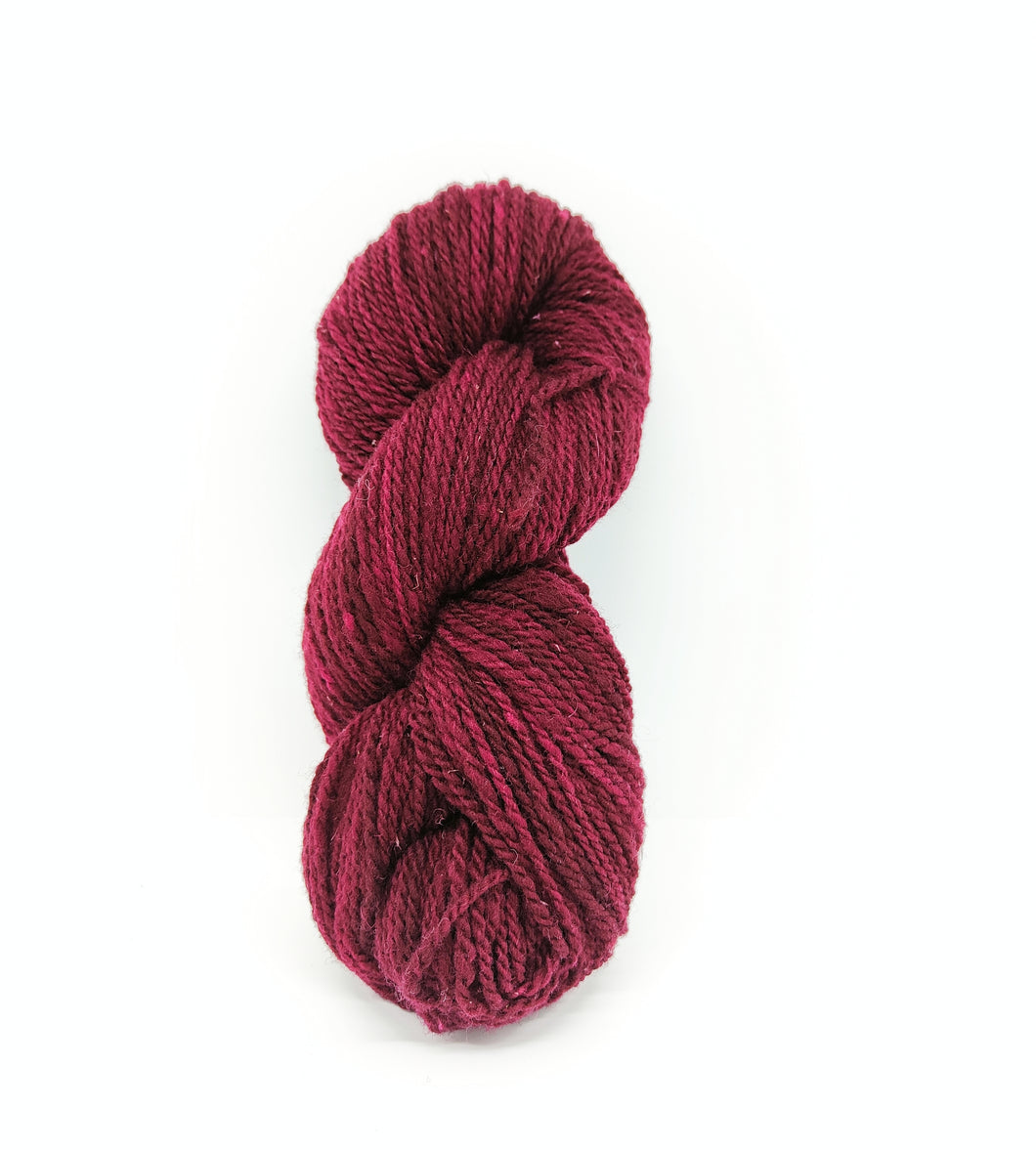 Lana di pecora Sopravissana da filiera corta,
Filato worsted ferri 4.5 / 5.5
170mt per 100 gr,
Colore prugna ottenuto con tintura naturale 