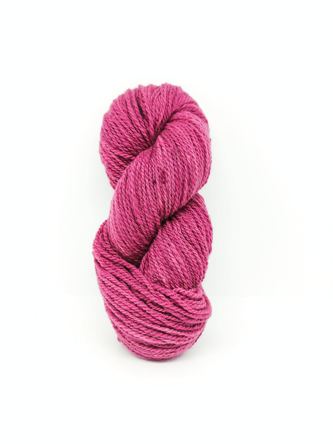 Lana di pecora Sopravissana da filiera corta,
Filato worsted ferri 4.5 / 5.5
170mt per 100 gr,
Colore rosa fucsia ottenuto con tintura naturale 